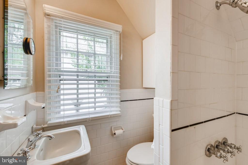 4409 Sedgwick Road Baltimore, MD 21210 - Photo 10 of 22 Bath