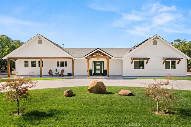 a front view of house with yard and garage