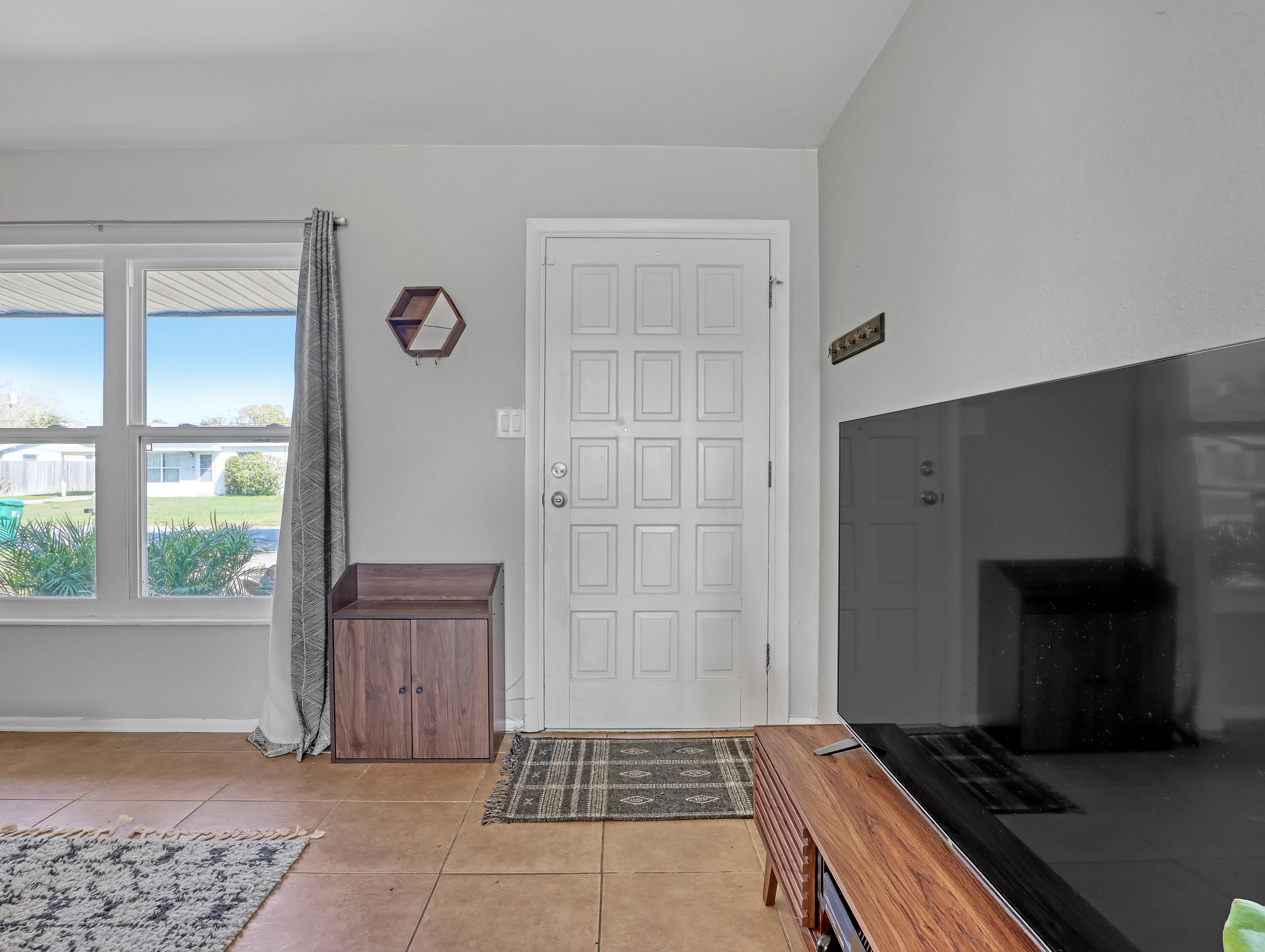2711 Locksley Road Melbourne, FL 32935 - Photo 5 of 34 a living room with windows