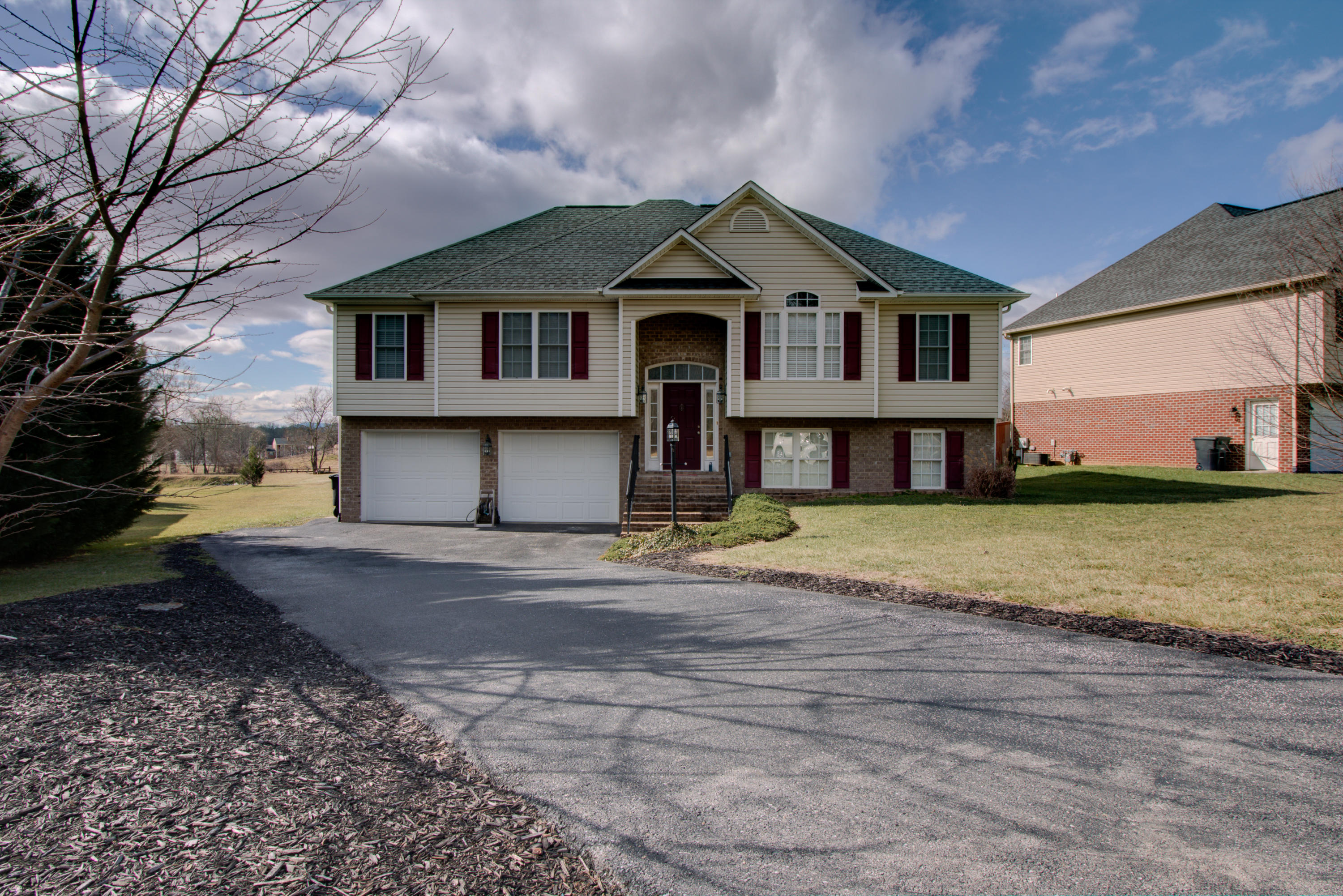 530 Castleridge Road Vinton, VA 24179 - Photo 2 of 31 _MG_3890_1_2