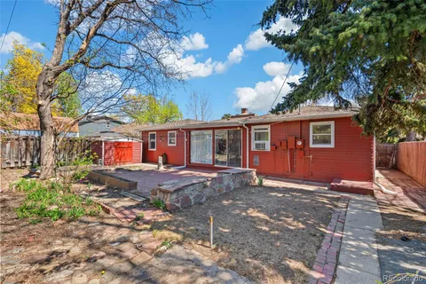 a view of a yard in front of a house