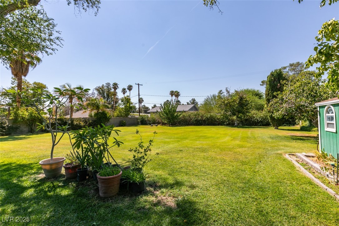 4087 Pleasant Road Las Vegas, NV 89108 - Photo 56 of 74 View of green lawn