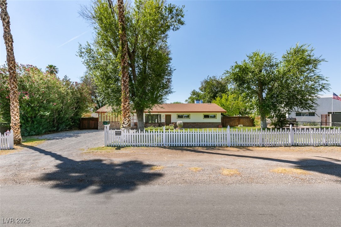 4087 Pleasant Road Las Vegas, NV 89108 - Photo 7 of 74 Ranch-style house featuring a fenced front yard