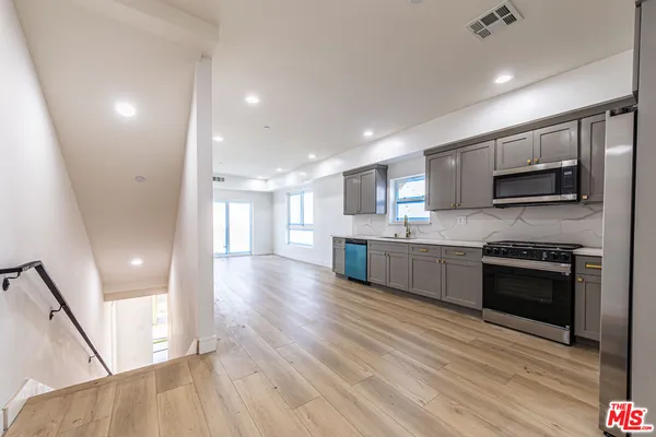 $4,195 | 5434 Romaine Street, Los Angeles, CA 90038