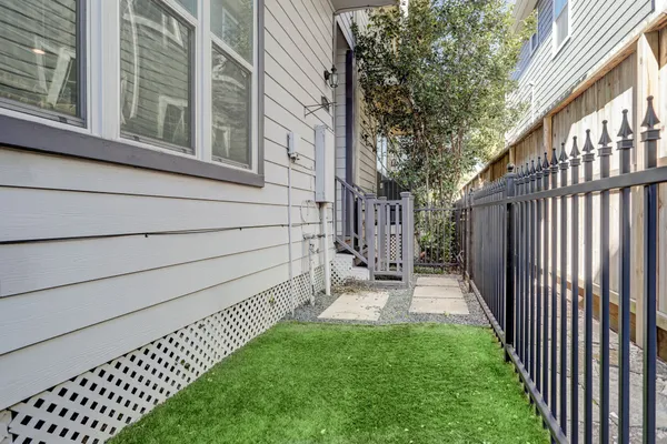 a view of a back yard