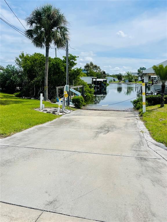 73 Main Street Palmetto, FL 34221 - Photo 13 of 18 a view of a yard with palm trees