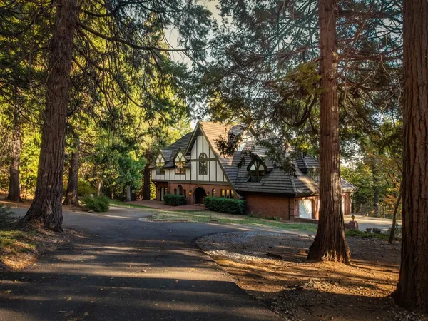 a view of a house with a yard