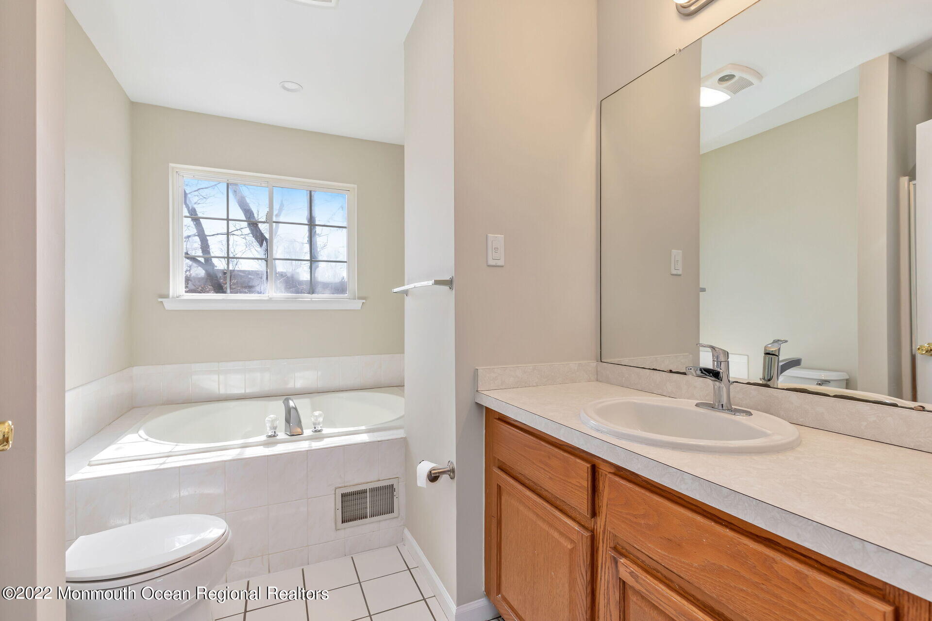 35 Nutmeg Road Aberdeen, NJ 07747 - Photo 18 of 32 019-1920x1280-photo