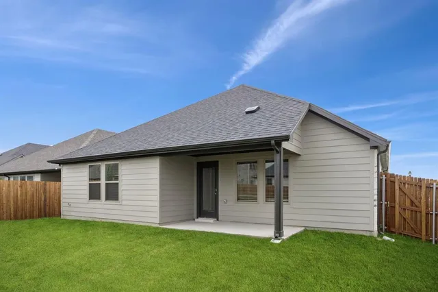 a view of a house with backyard