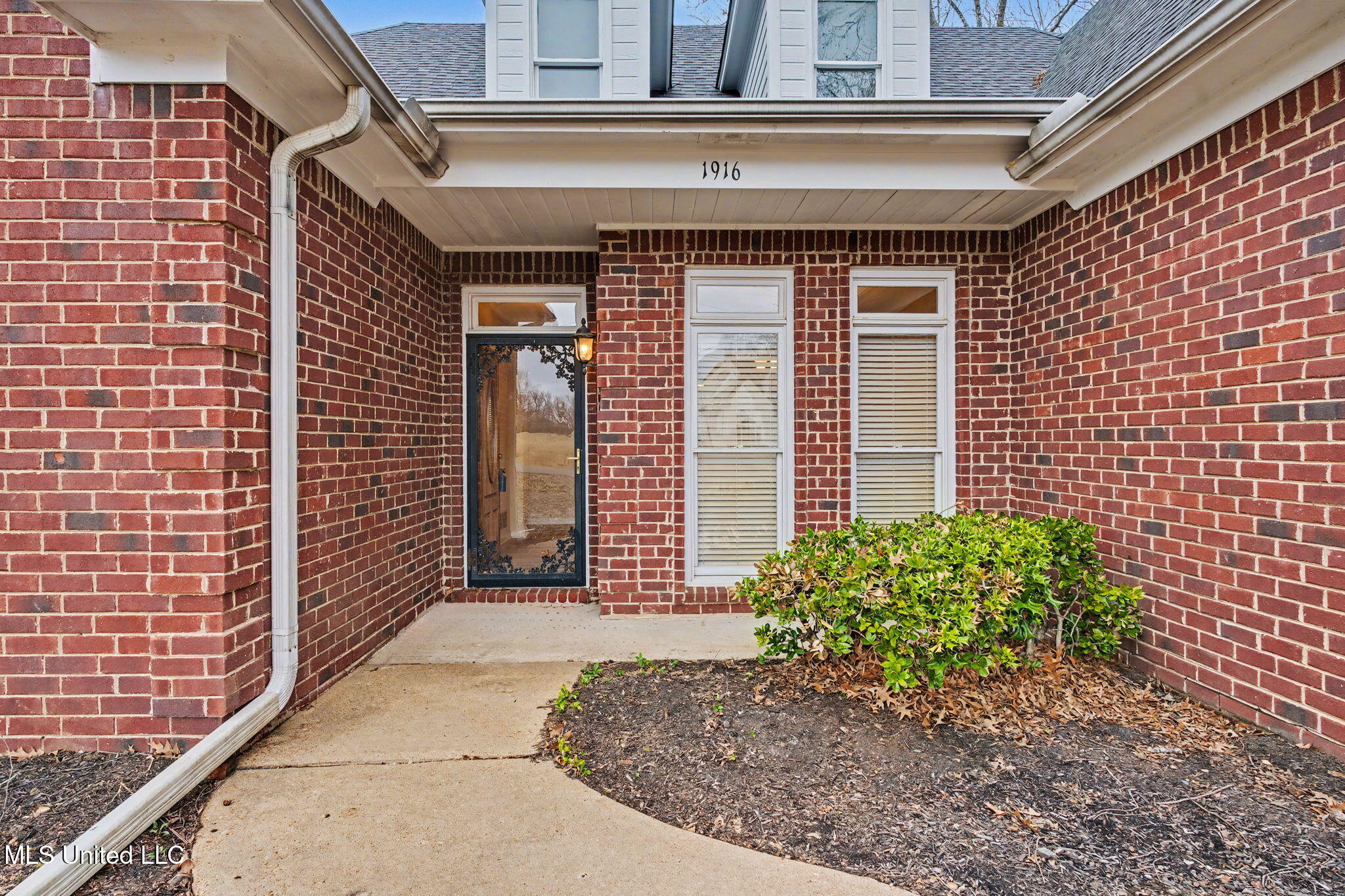 1916 Trapper Drive Hernando, MS 38632 - Photo 2 of 30 5-web-or-mls-1916 Trapper Dr-04