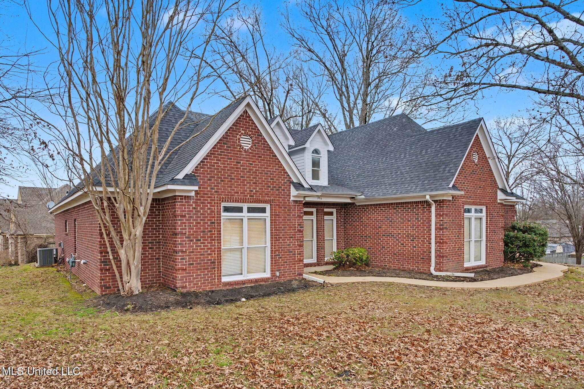 1916 Trapper Drive Hernando, MS 38632 - Photo 3 of 30 4-web-or-mls-1916 Trapper Dr-03