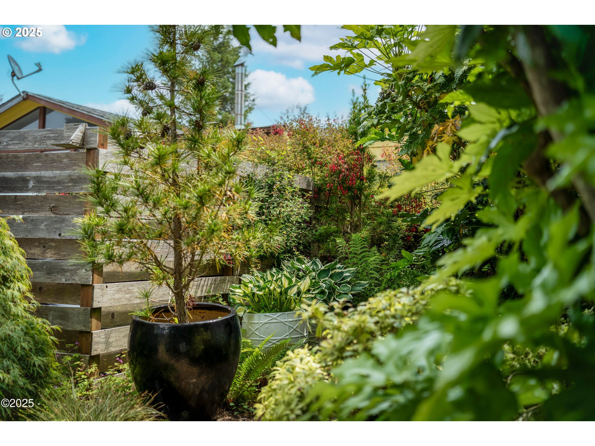 4875 Highway 101, Unit 11 Depoe Bay, OR 97341 - Photo 25 of 32 a view of a garden