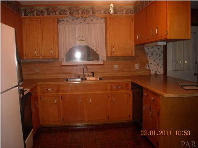 2191 West Kingsfield Road Cantonment, FL 32533 - Photo 8 of 18 Kitchen