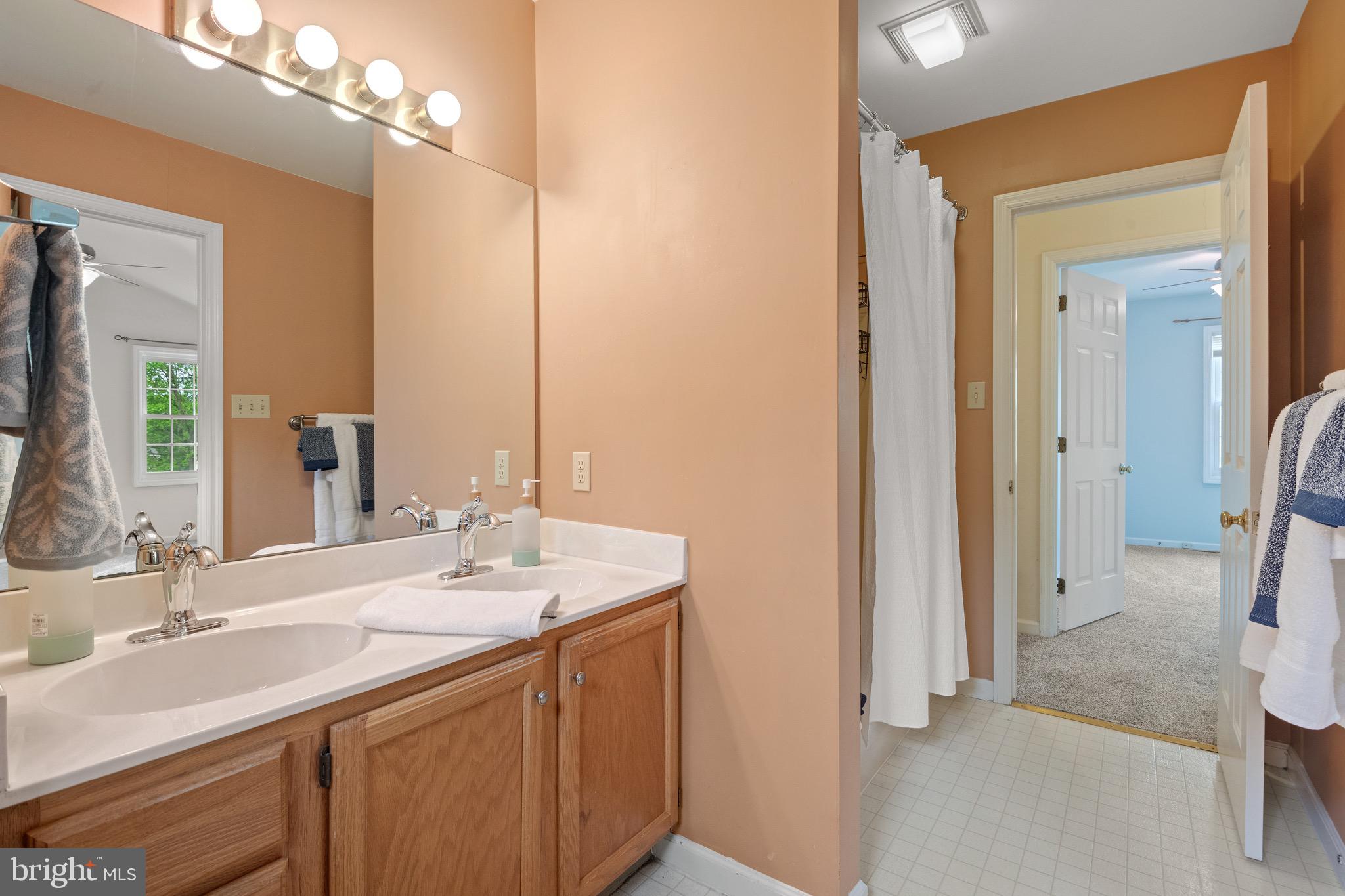 36 Greythorne Road Lancaster, PA 17603 - Photo 21 of 46 Full Bathroom