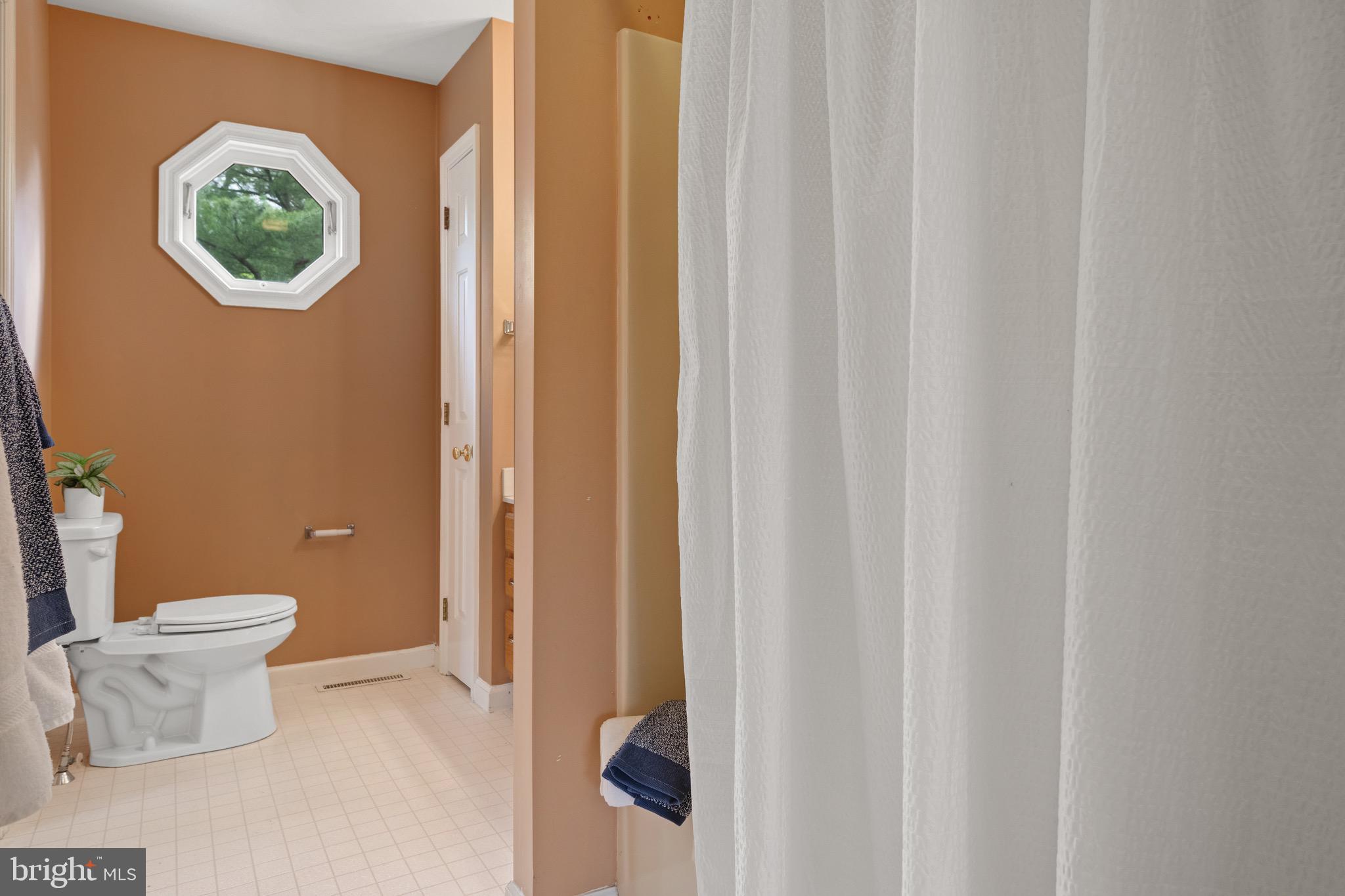 36 Greythorne Road Lancaster, PA 17603 - Photo 22 of 46 Full Bathroom