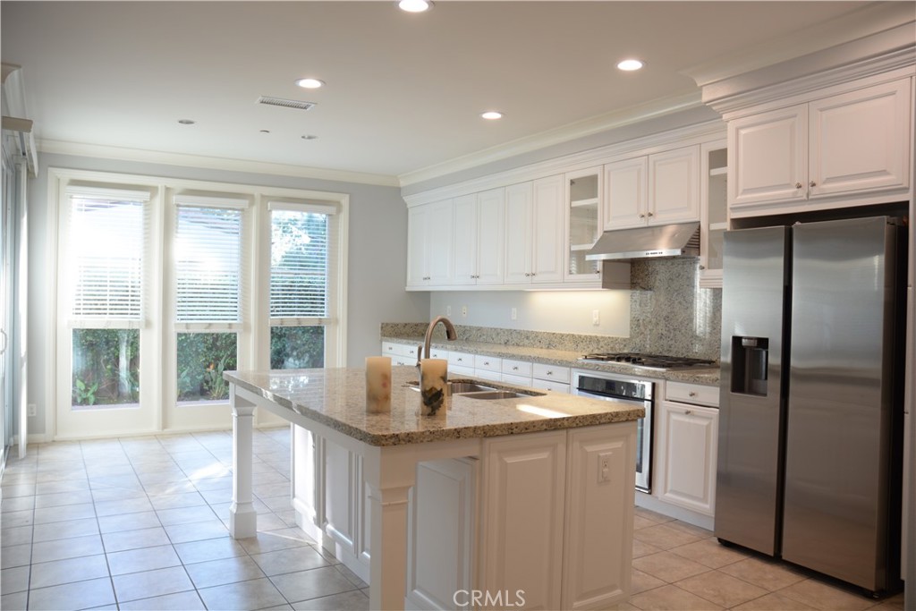 87 Coleridge Irvine, CA 92620 - Photo 6 of 27 Kitchen and Dining