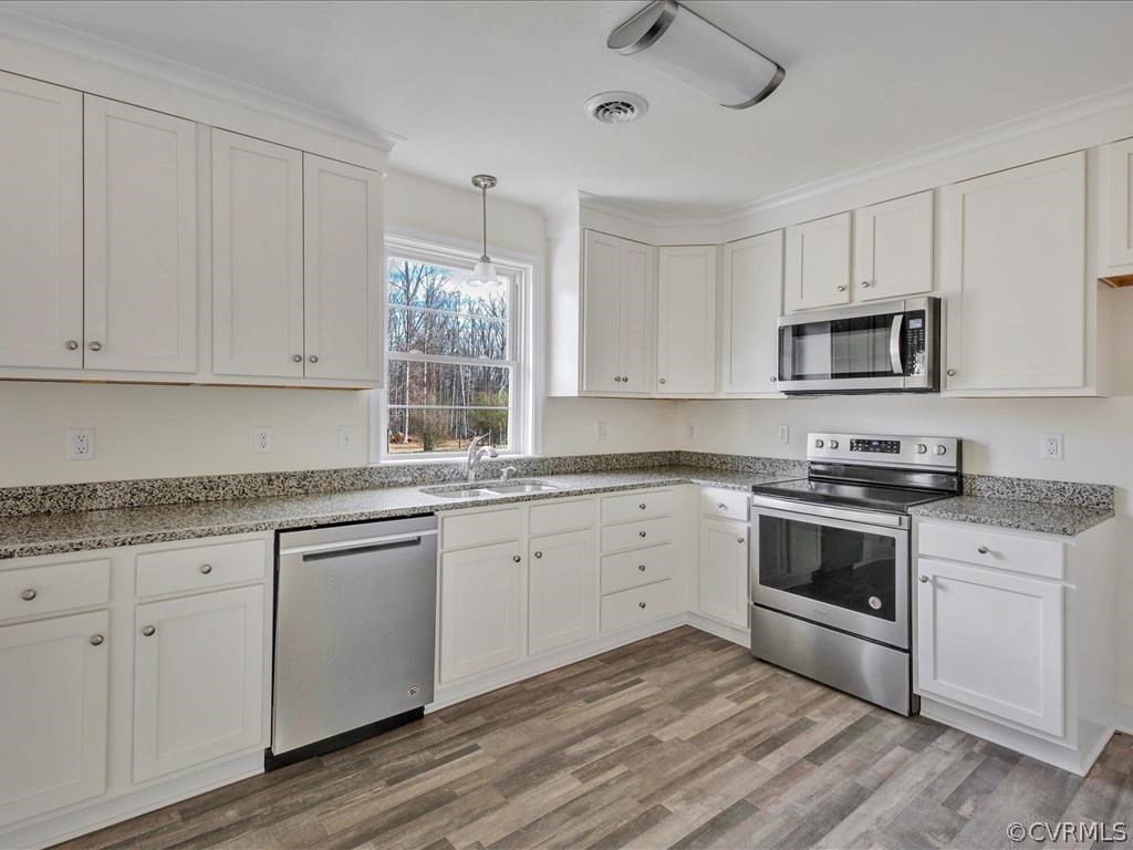 4010 Maidens Road Powhatan, VA 23139 - Photo 10 of 33 Renovated Kitchen with stainless steel appliances