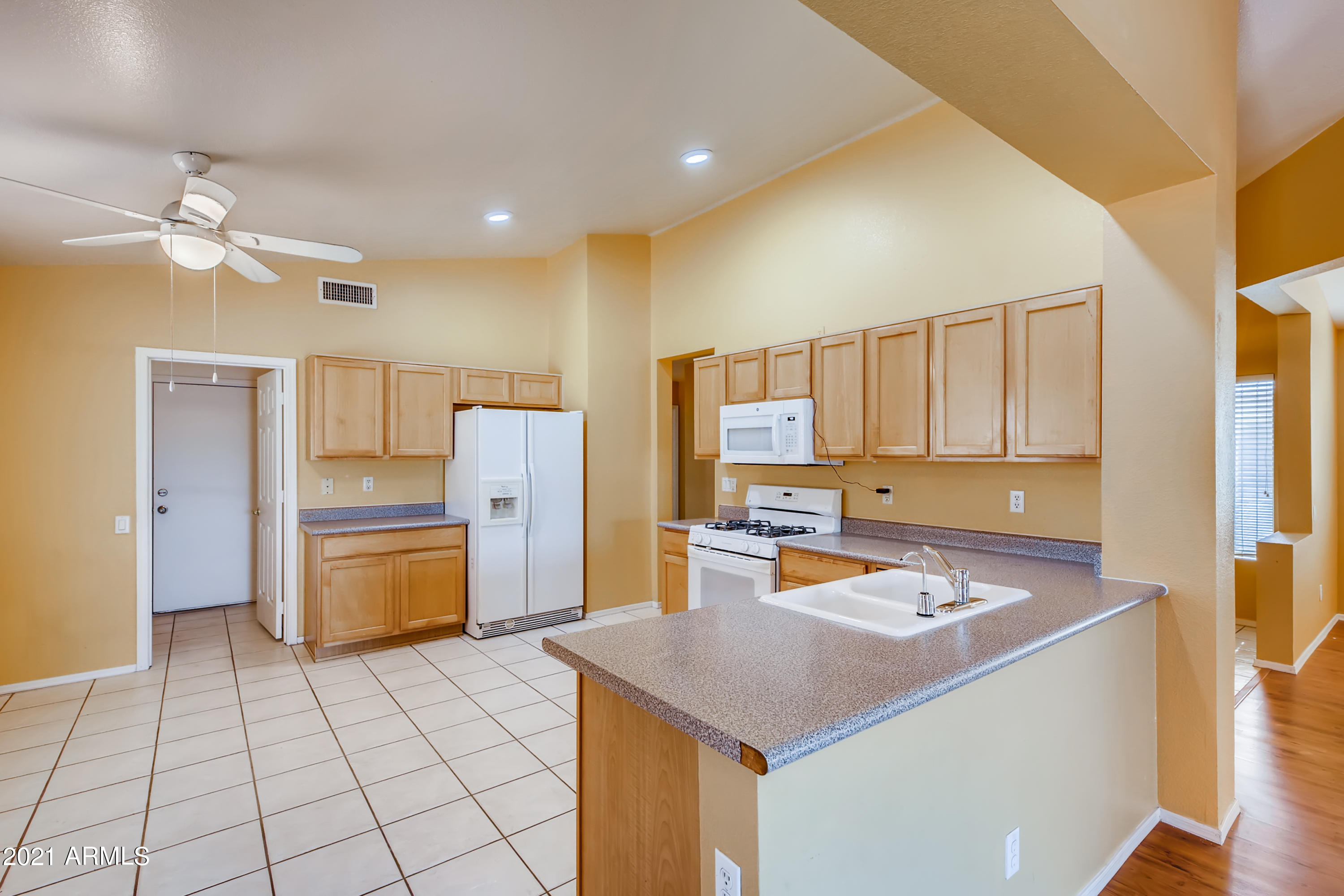 3402 East Escuda Road Phoenix, AZ 85050 - Photo 11 of 33 12 Kitchen