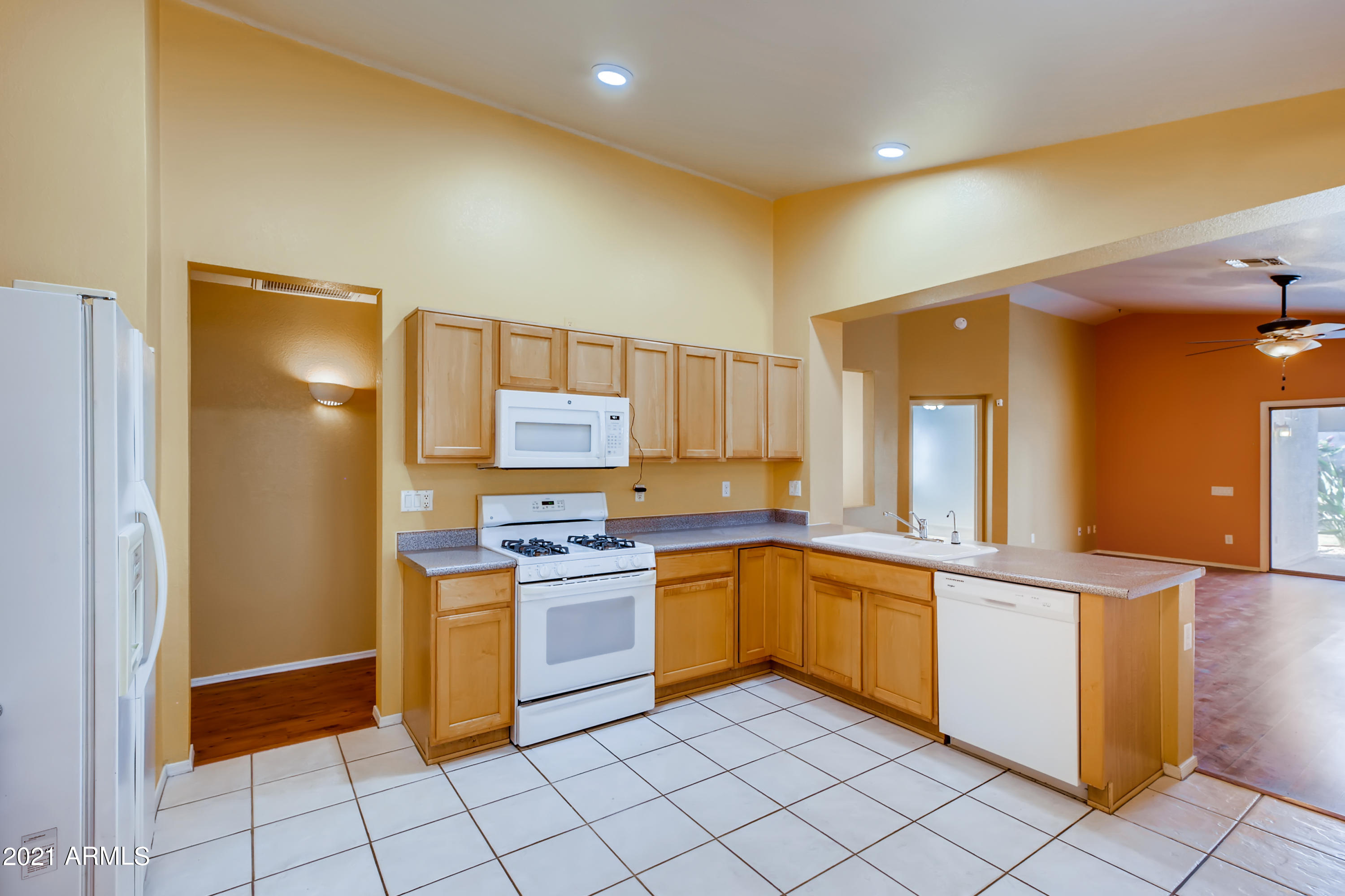 3402 East Escuda Road Phoenix, AZ 85050 - Photo 12 of 33 13 Kitchen
