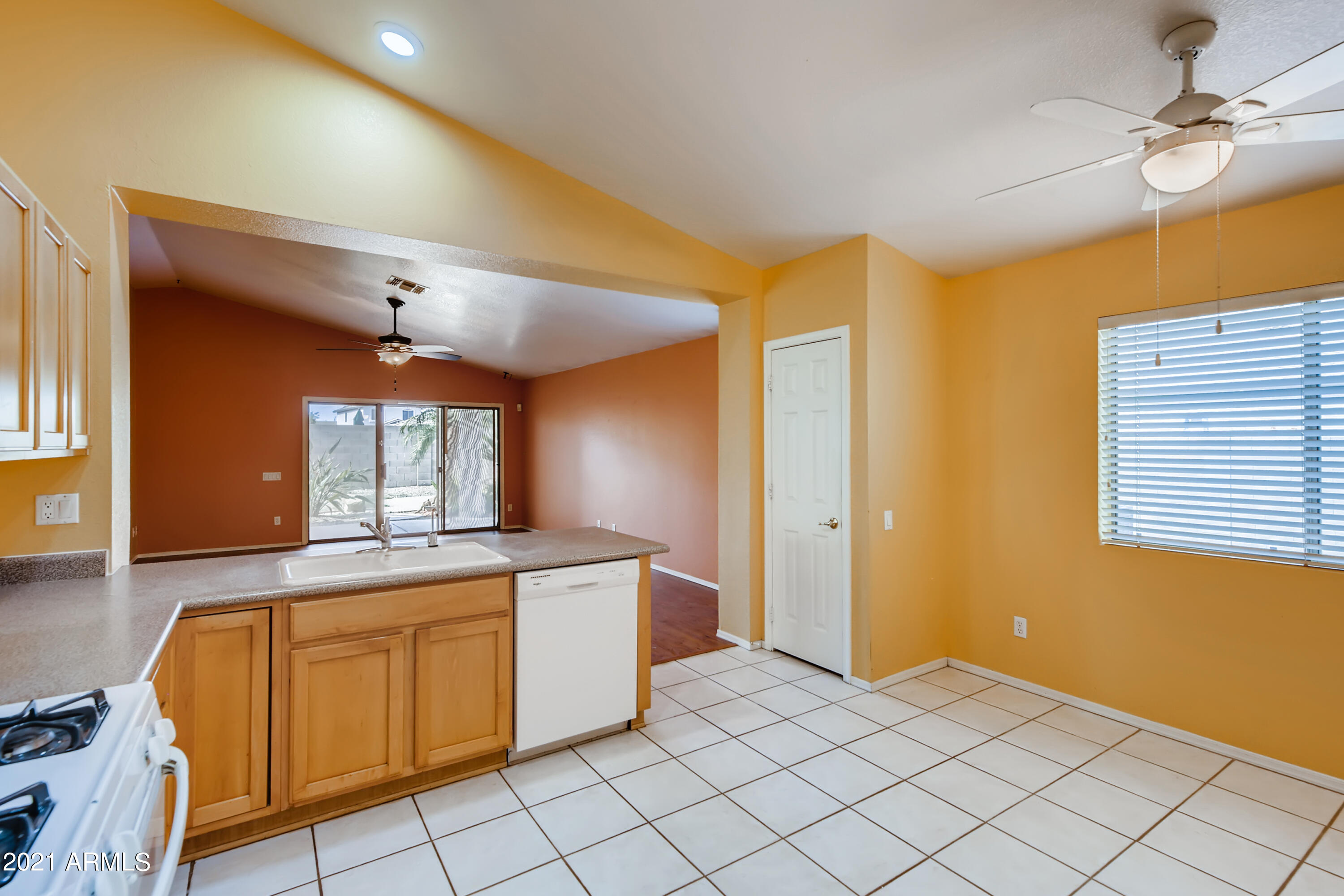 3402 East Escuda Road Phoenix, AZ 85050 - Photo 13 of 33 14 Kitchen