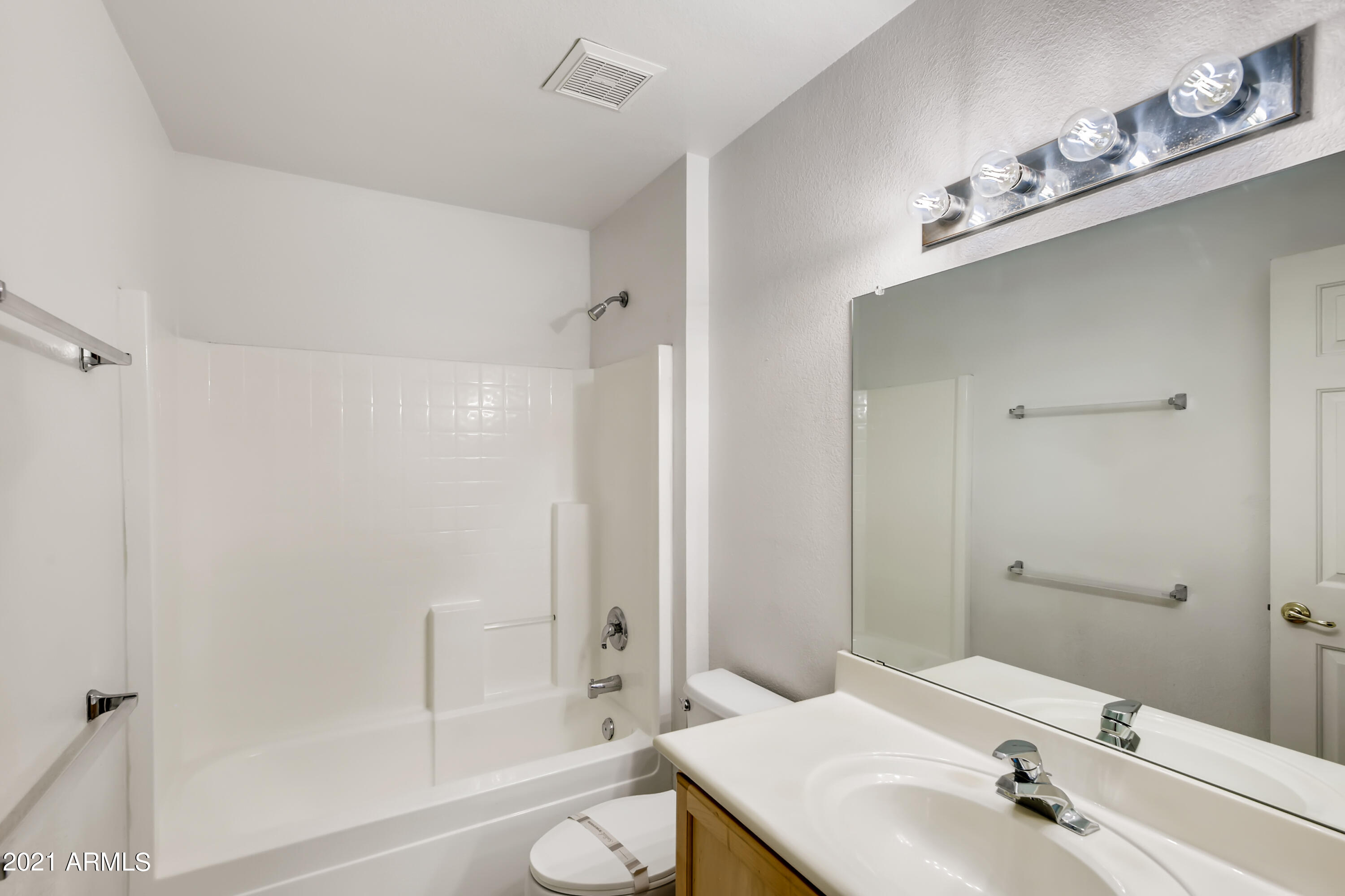 3402 East Escuda Road Phoenix, AZ 85050 - Photo 27 of 33 29 Bathroom