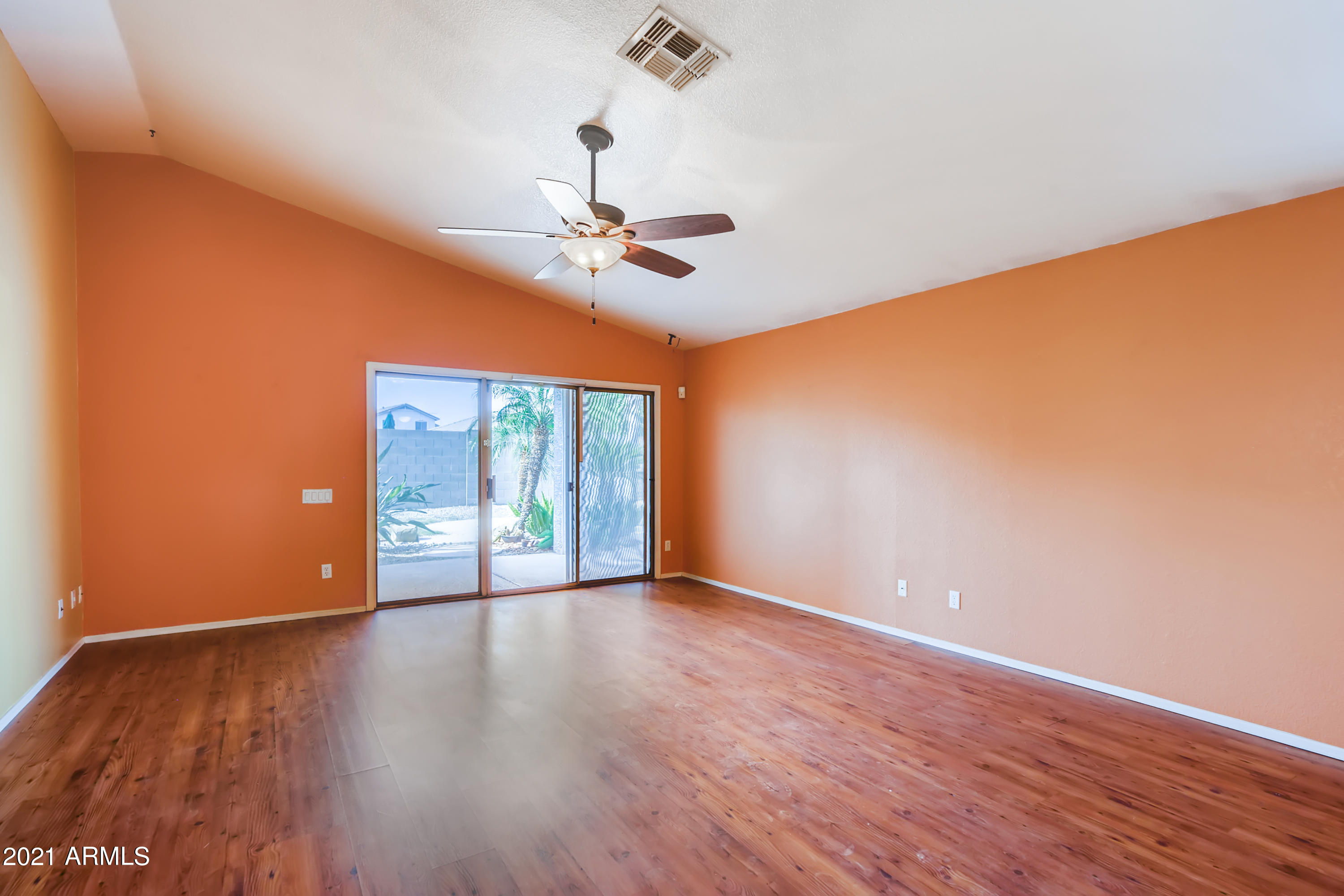 3402 East Escuda Road Phoenix, AZ 85050 - Photo 5 of 33 06 Living Room
