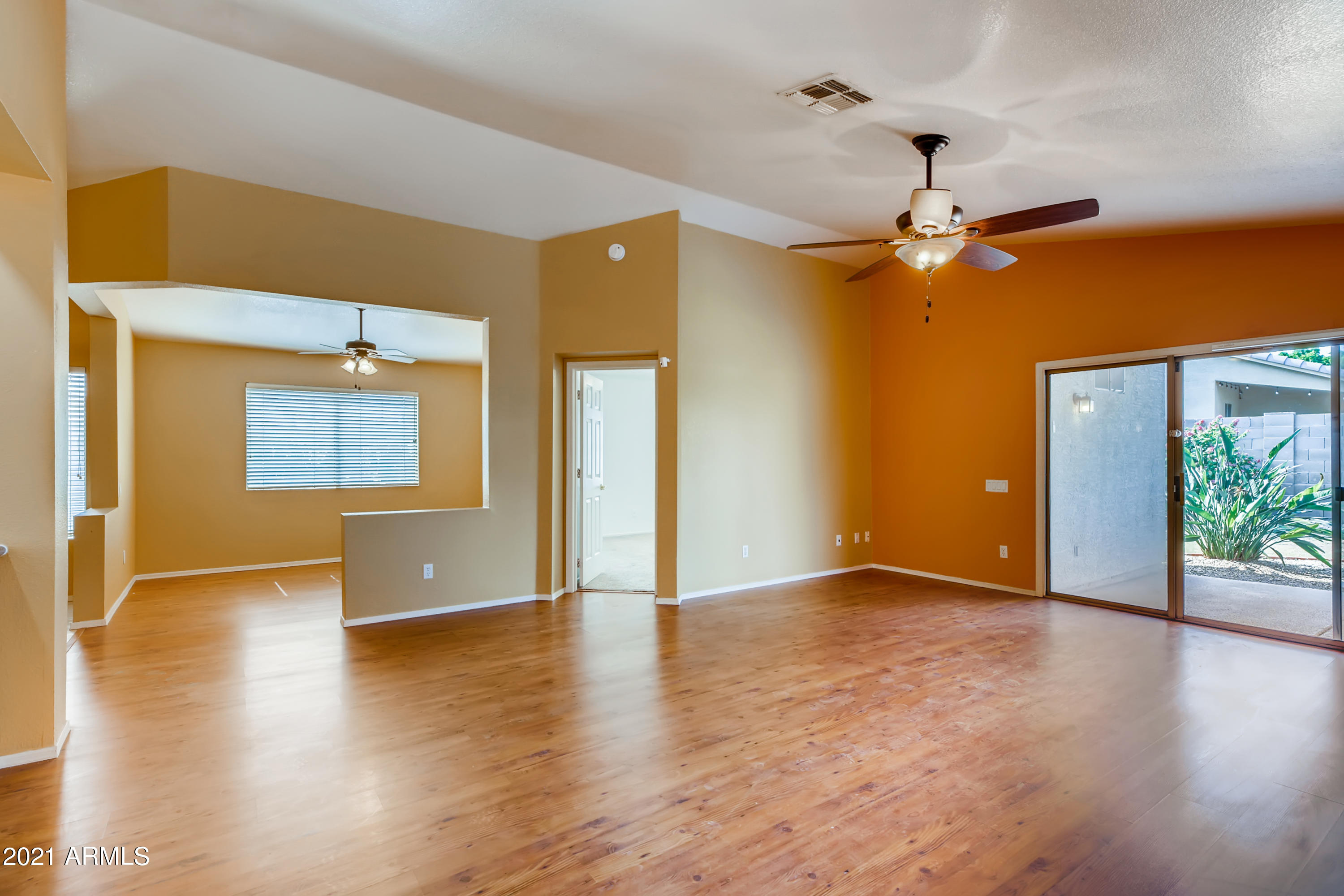3402 East Escuda Road Phoenix, AZ 85050 - Photo 6 of 33 07 Living Room