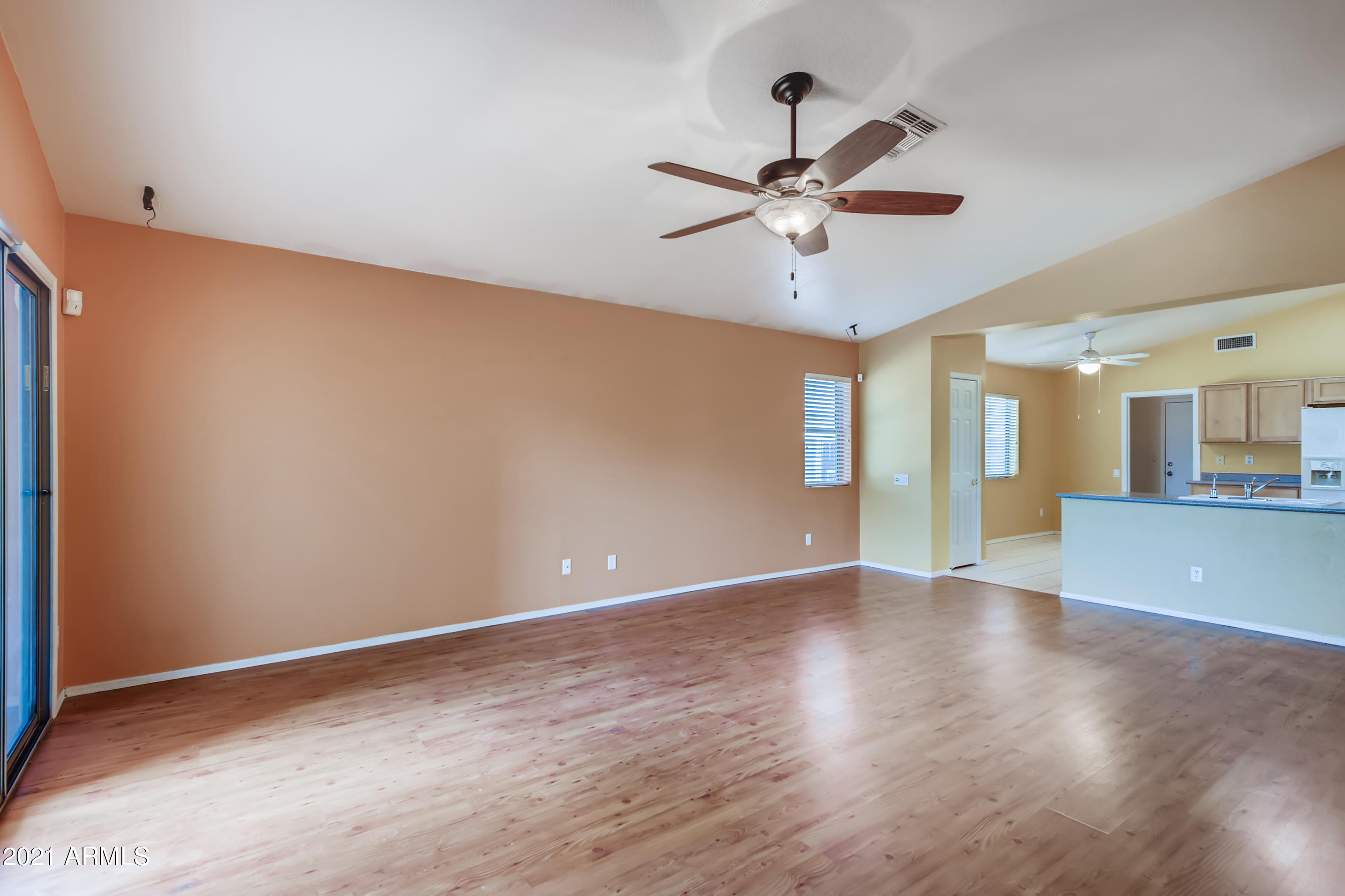 3402 East Escuda Road Phoenix, AZ 85050 - Photo 8 of 33 09 Living Room