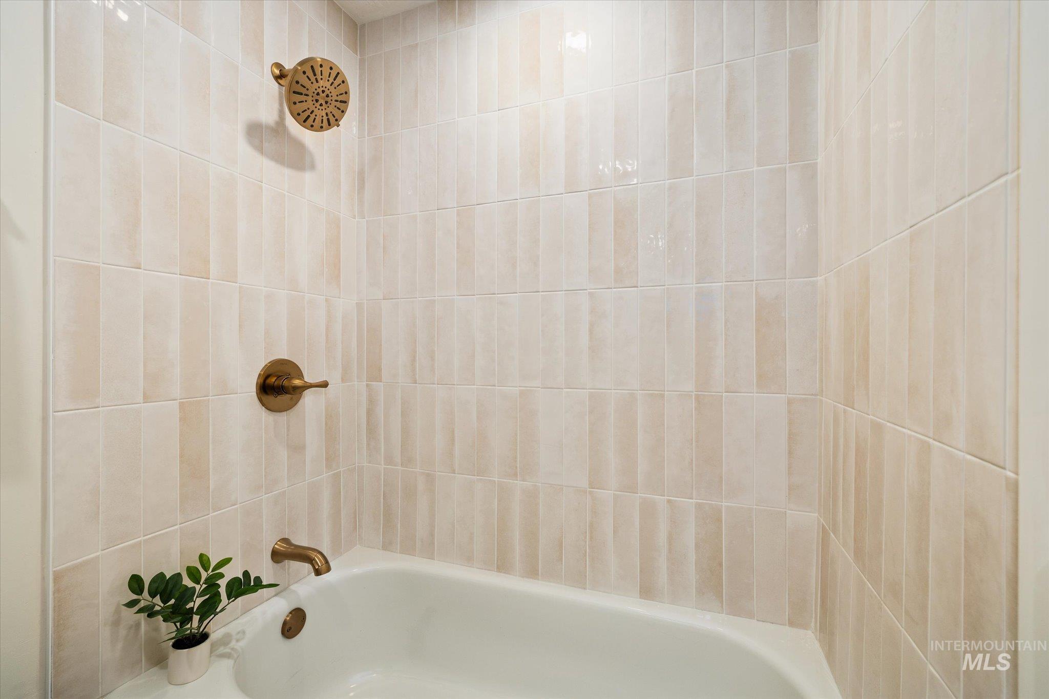 2220 Panama Street Boise, ID 83705 - Photo 17 of 27 Full bath featuring shower / tub combination