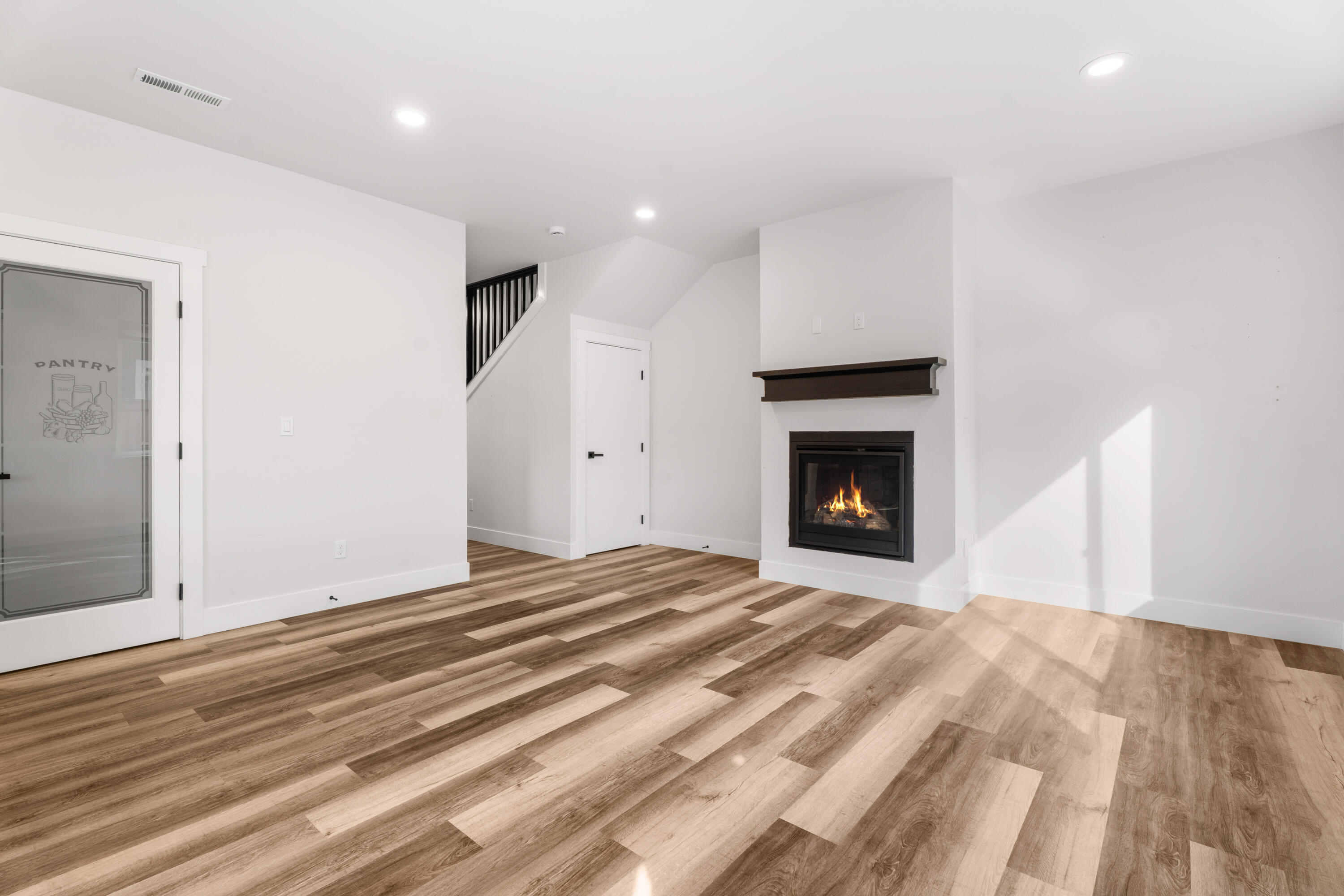 61379 Brosterhous Road Bend, OR 97702 - Photo 11 of 29 28-Living Room