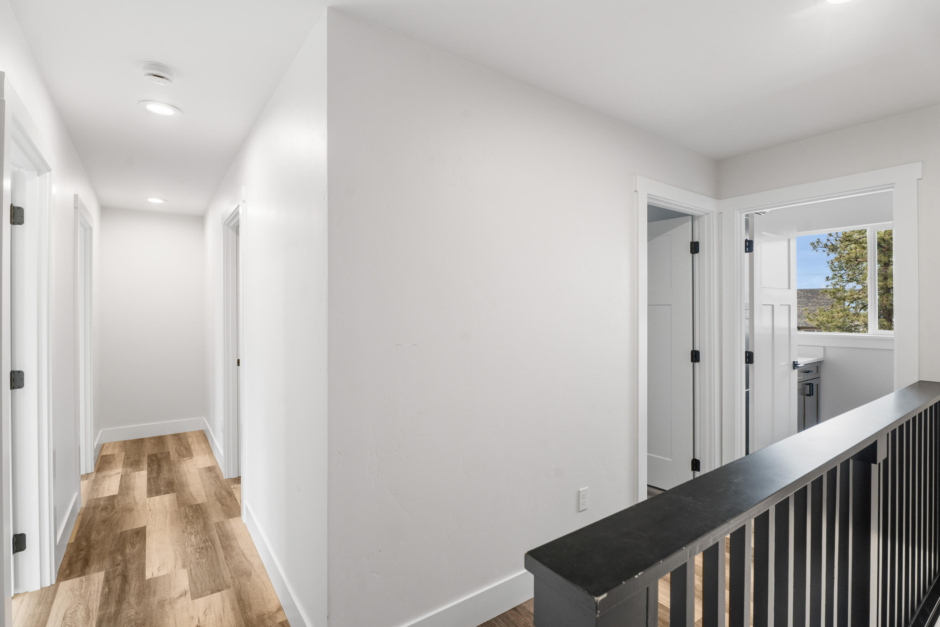 61379 Brosterhous Road Bend, OR 97702 - Photo 20 of 29 32-Hallway