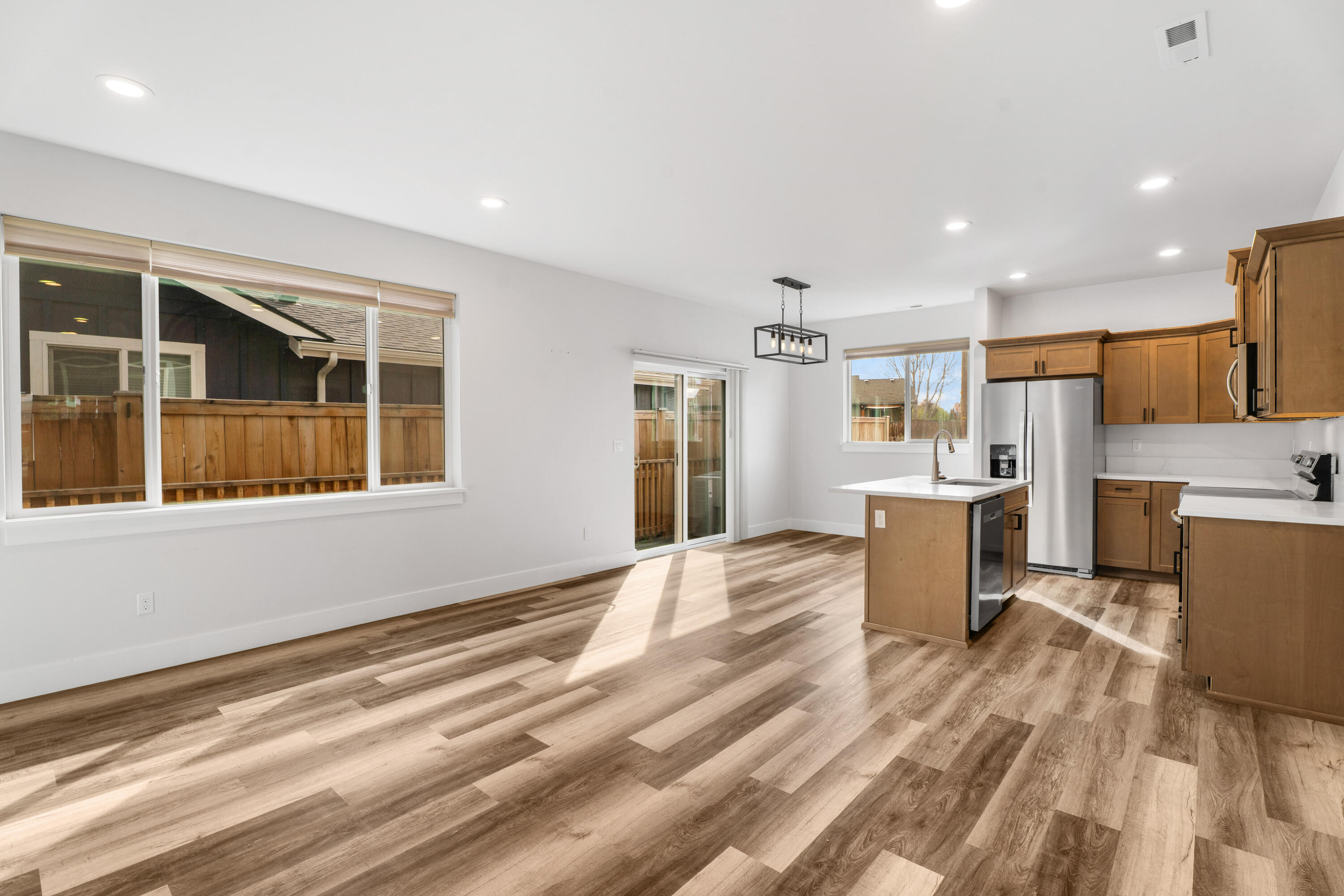 61379 Brosterhous Road Bend, OR 97702 - Photo 7 of 29 27-Living Room