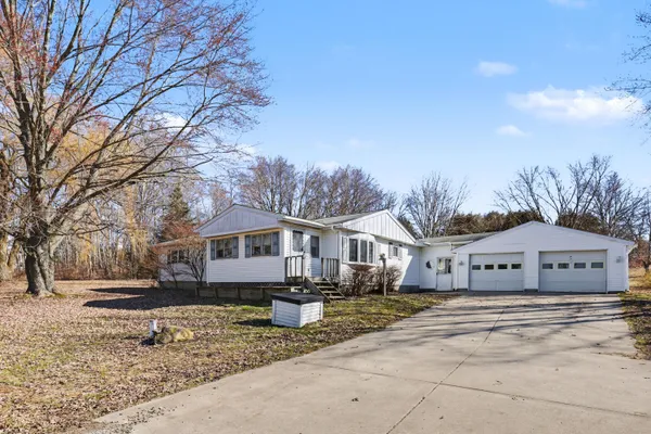 $189,900 | 14192 Pine Lake Avenue Northeast, Cedar Springs, MI 49319
