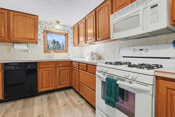 $189,900 | 14192 Pine Lake Avenue Northeast, Cedar Springs, MI 49319