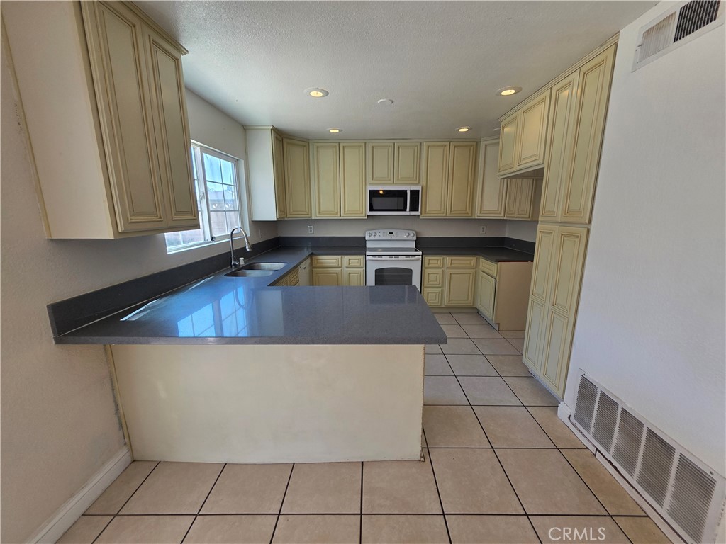 969 South Sage Avenue Rialto, CA 92376 - Photo 2 of 20