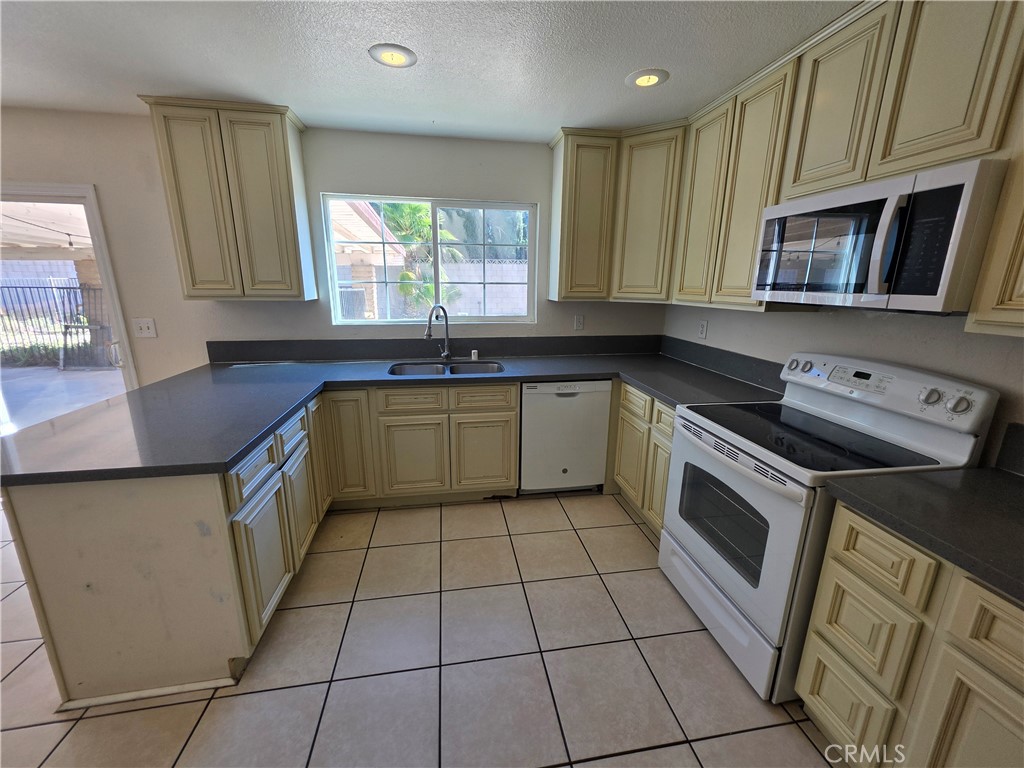 969 South Sage Avenue Rialto, CA 92376 - Photo 3 of 20