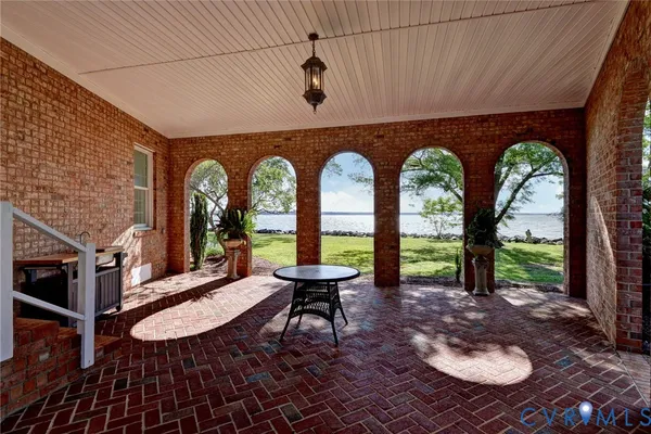a view of empty room with window