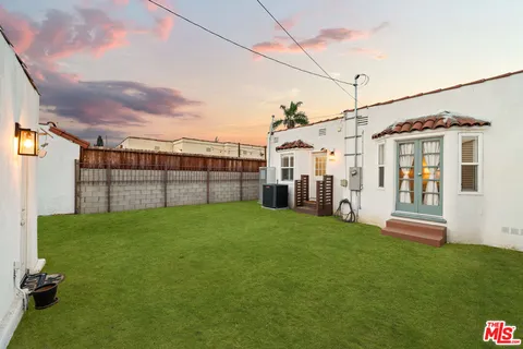 a view of a back yard