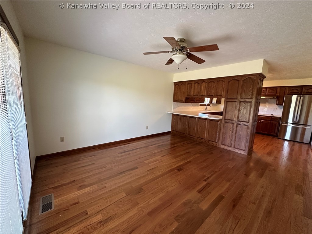 49 Ridgewood Drive Point Pleasant, WV 25550 - Photo 18 of 38 Family Room / Kitchen