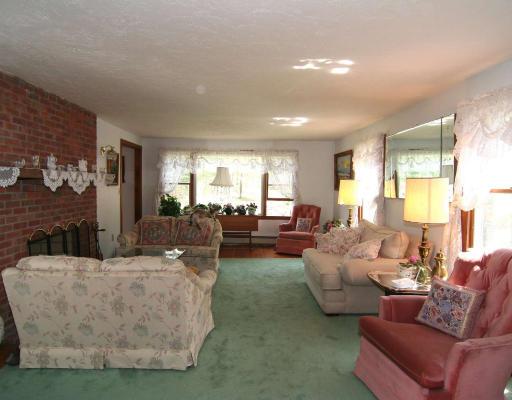 26 Crestwood Road North Reading, MA 01864 - Photo 4 of 15 Gallery Image 4