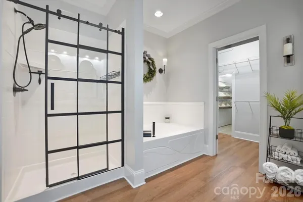a en suite bathroom with a double vanity sink and mirror