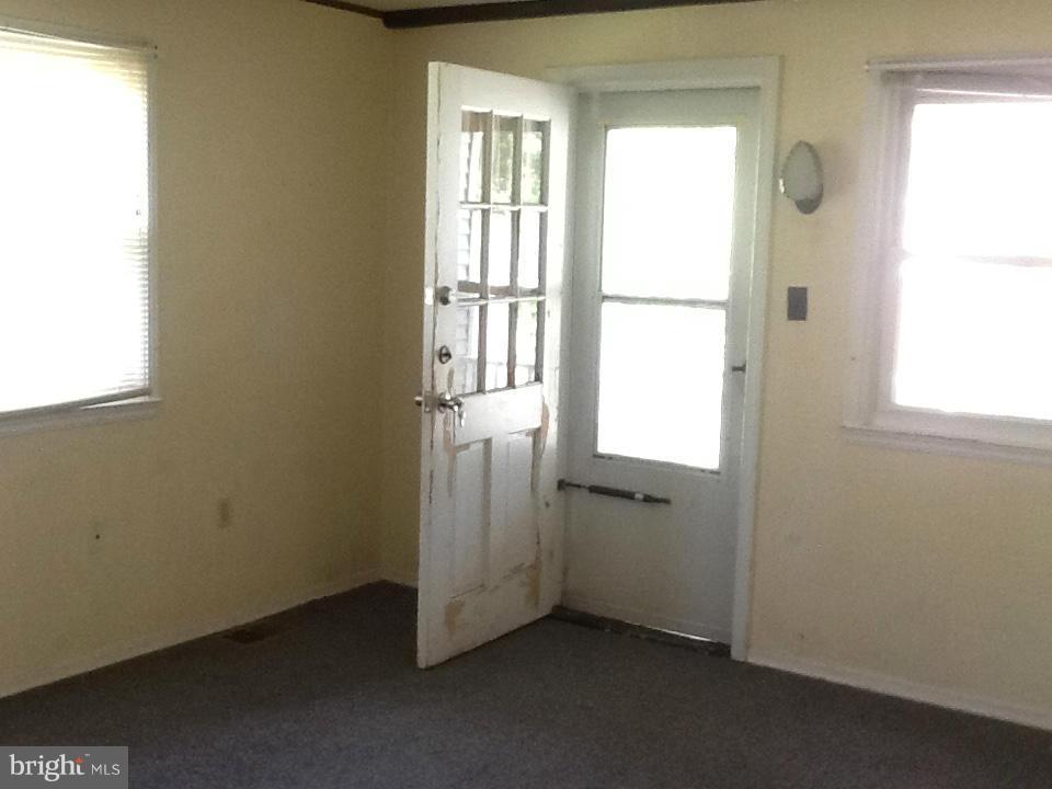 18 Mills Road Gaithersburg, MD 20877 - Photo 6 of 11 Living Room