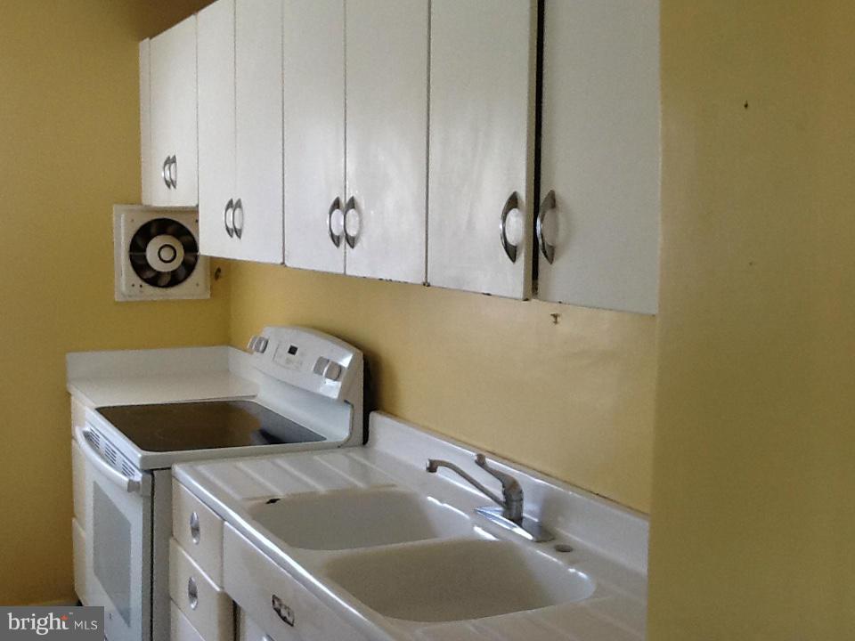 18 Mills Road Gaithersburg, MD 20877 - Photo 8 of 11 Kitchen