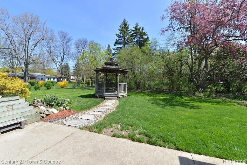 27944 Brandywine Road Farmington, MI 48334 - Photo 40 of 49 Backyard 3.jpg