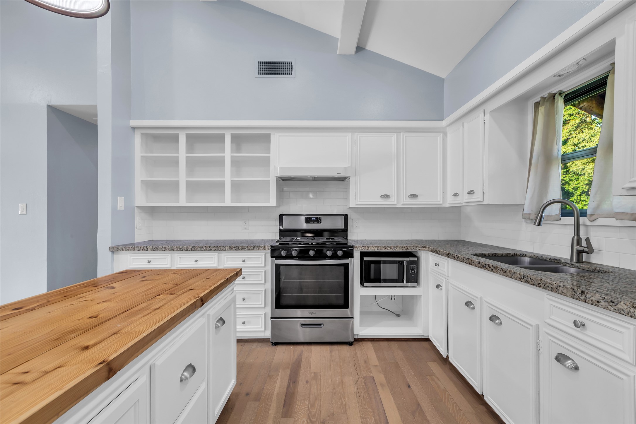 254 Point Clear Drive Conroe, TX 77304 - Photo 9 of 37