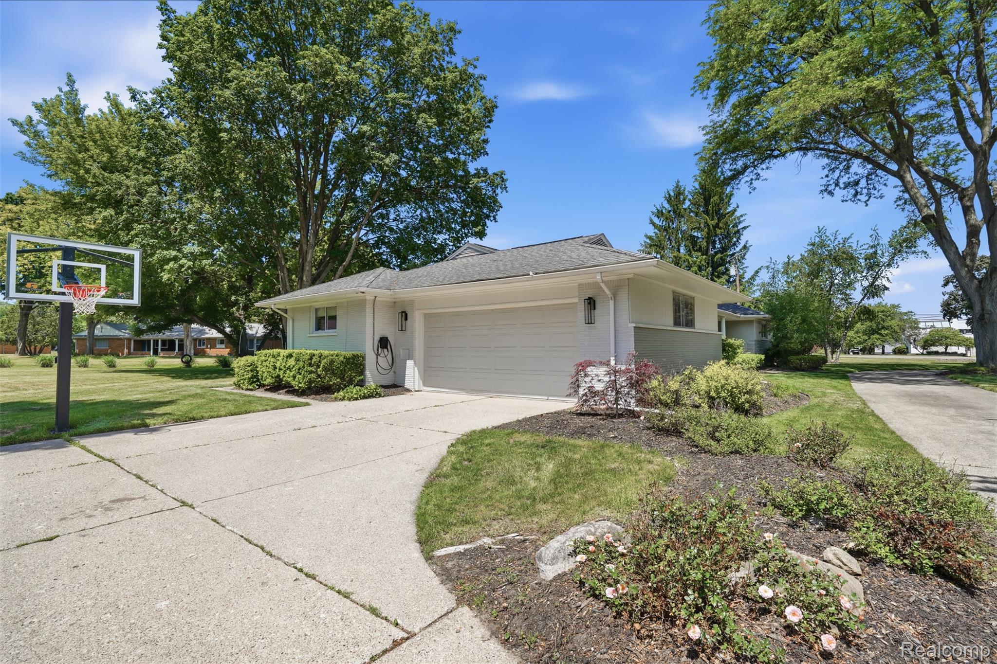 6998 Meadowlake Road Bloomfield Hills, MI 48301 - Photo 35 of 49 36_6998 meadowlake rd-36.jpg