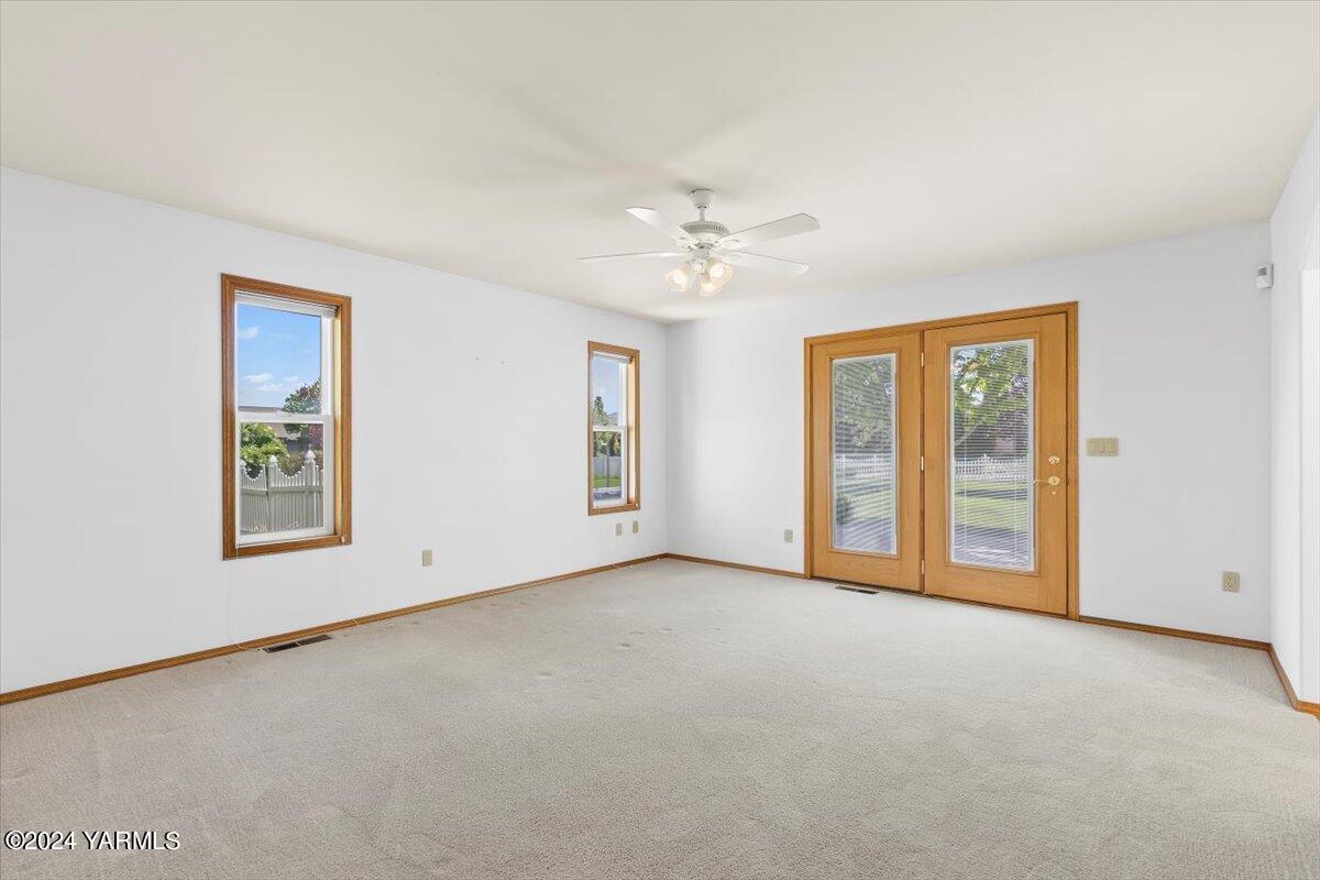 11810 West Barrett Road Yakima, WA 98908 - Photo 17 of 47 an empty room with windows and closet