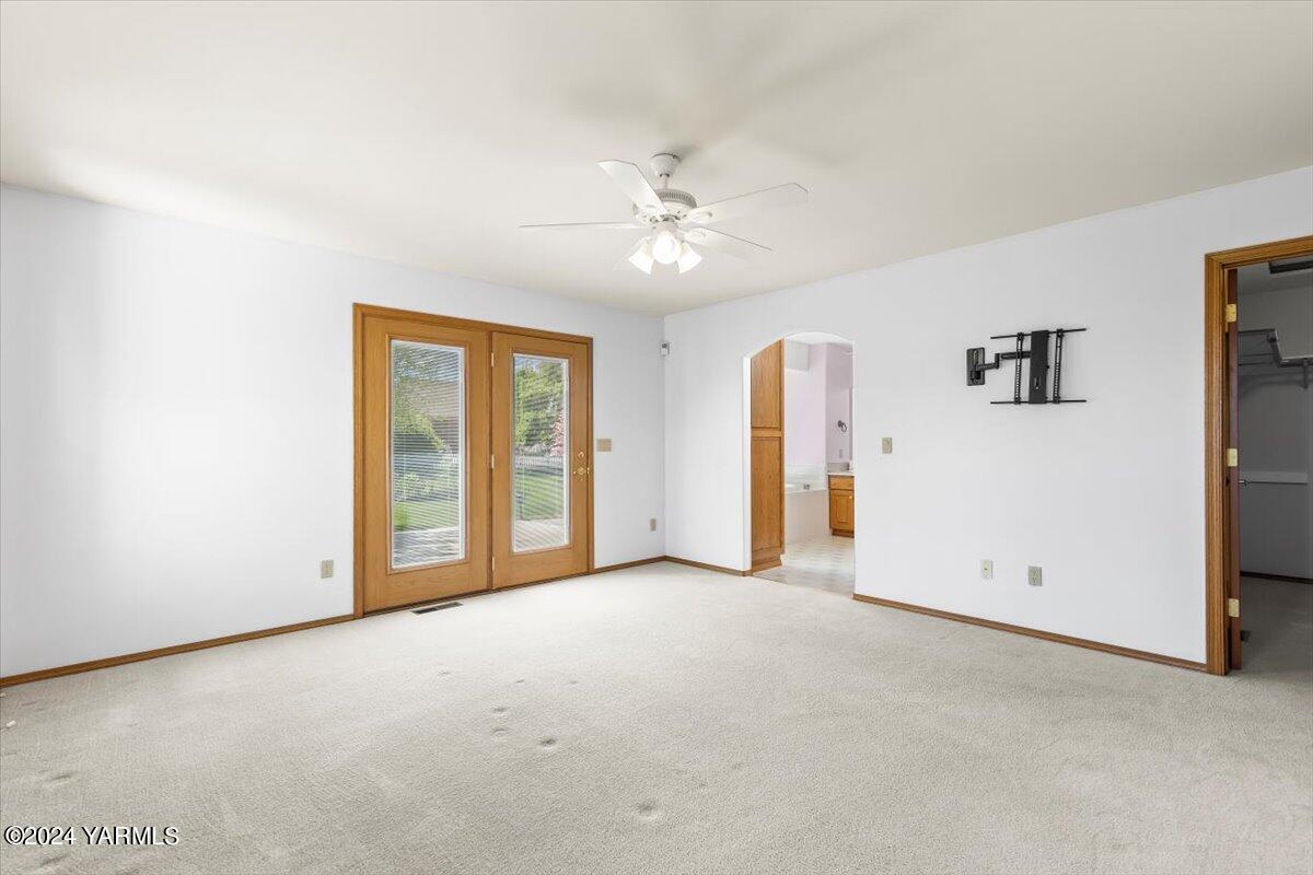 11810 West Barrett Road Yakima, WA 98908 - Photo 18 of 47 an empty room with windows and closet