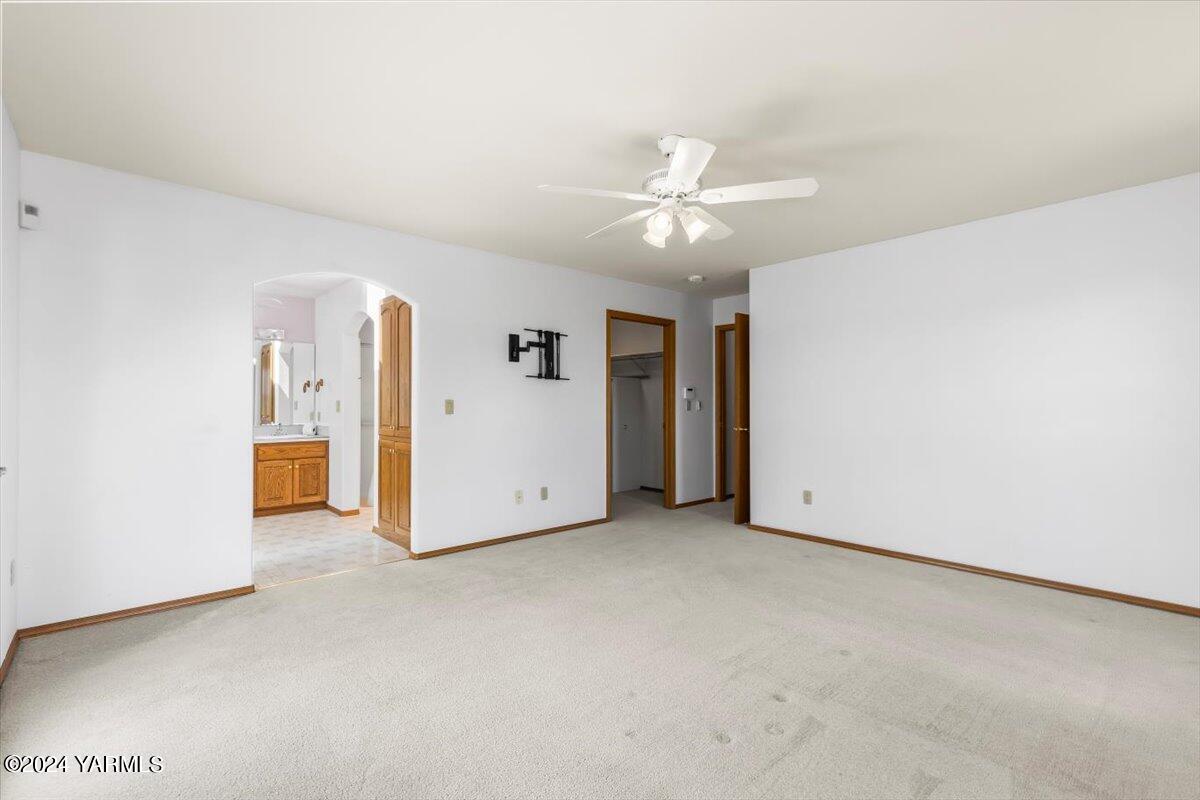 11810 West Barrett Road Yakima, WA 98908 - Photo 19 of 47 an empty room with a ceiling fan and bathroom