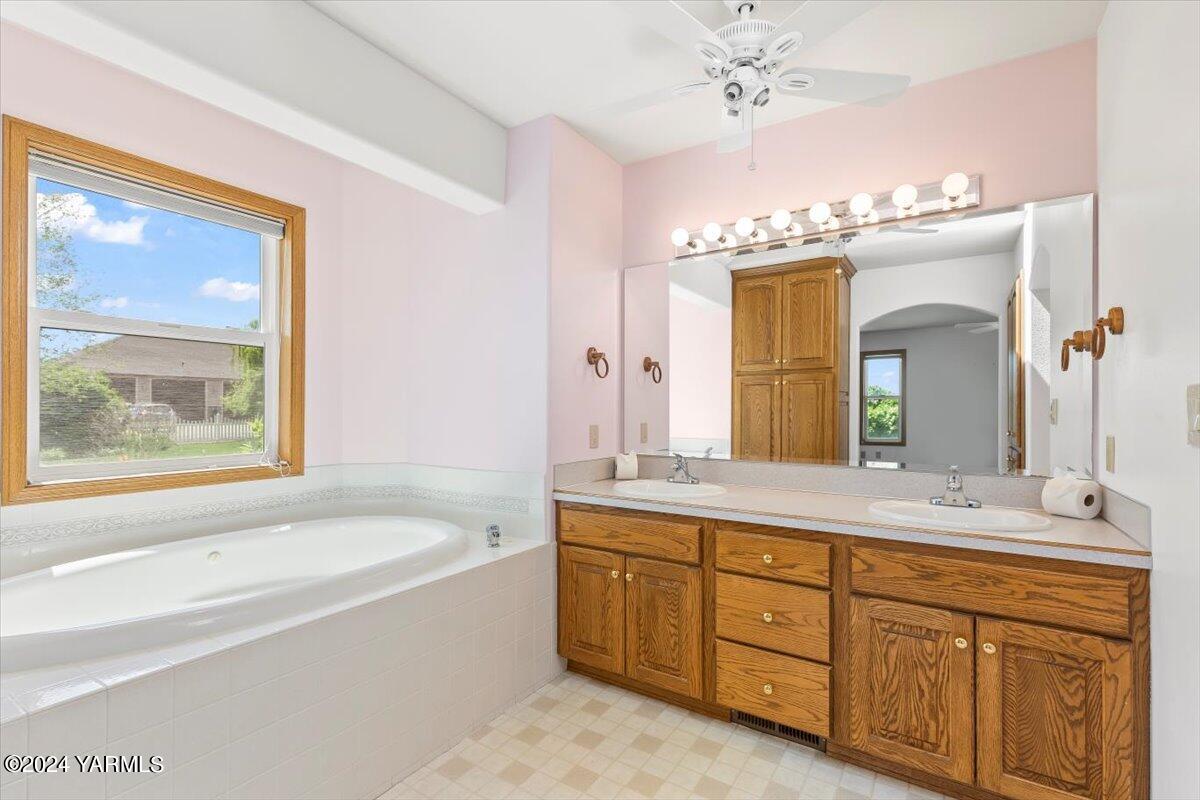 11810 West Barrett Road Yakima, WA 98908 - Photo 20 of 47 a spacious bathroom with a tub sink and mirror